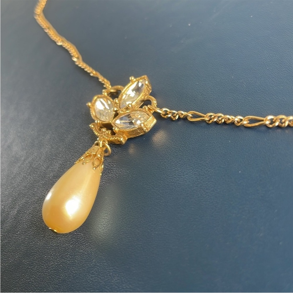 Elegant Gold and Pearl Necklace